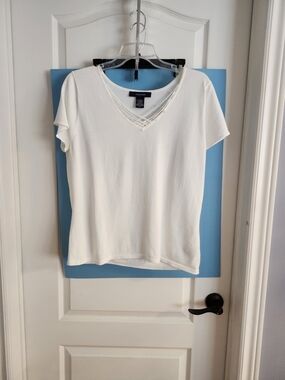 Jones New York White V-Neck Short Sleeve Top with Lattice Detail